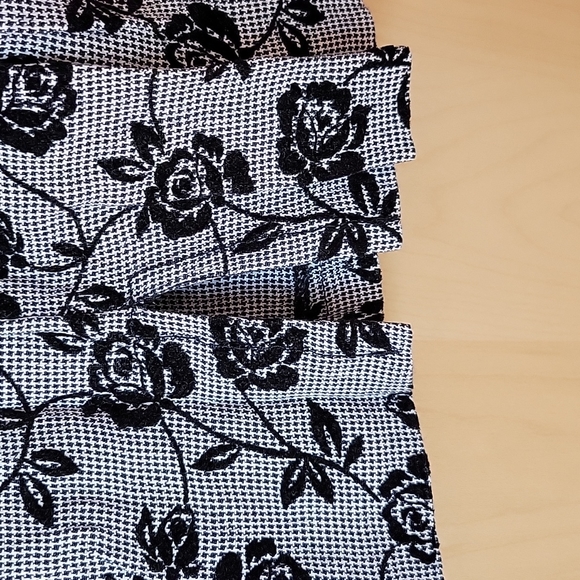 Sleeveless Blouse - Picture 4 of 4